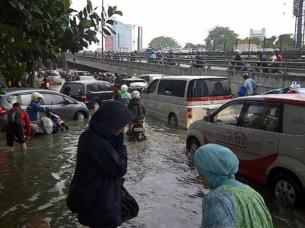 Banjir per-4- Kuningan arah ke Pancoran. Penyebab macet parah di Semanggi